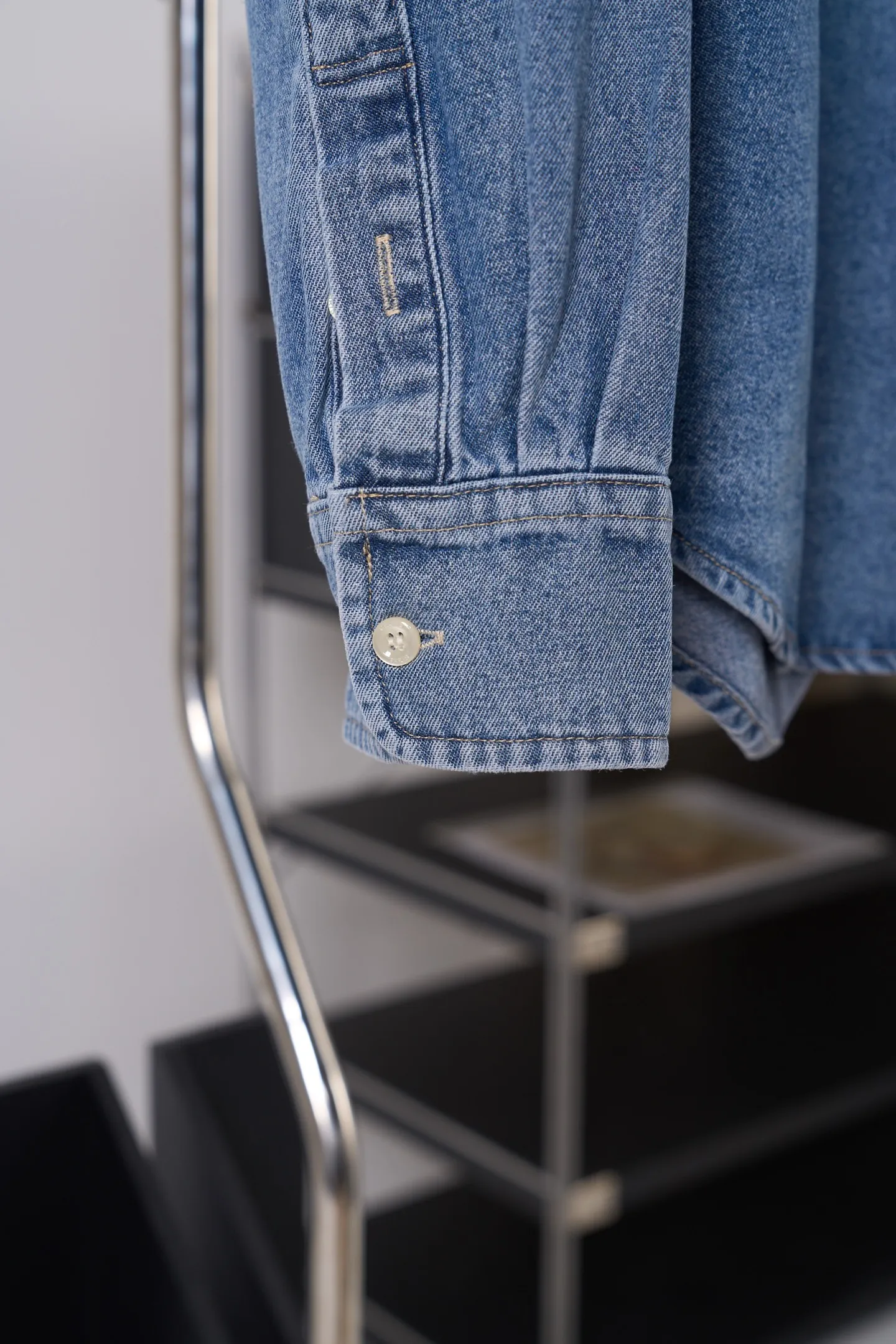 [Real auction] Celine/Céline Paris label patch pocket long-sleeved denim shirt [In Stock] S M L The double patch pockets on the chest combine both practicality and aesthetics. The CELINE PARIS fabric label hides between the pockets, implicitly revealing the heritage of the family. The pleats on the back optimize the wearing experience. The soft arc hem stretches casually. The buttoned cuffs are polished to polish the details of the garment. The superfluous ornaments are eliminated. The narrative language of minimalist denim is used to interpret Celine's unique Retro relaxed and elegant style. The use of pattern templates for machine sewing and precise control of sewing lines through pattern drawing machines ensure CELINE The PARIS label is accurately positioned, and the horizontal and vertical lines are completely aligned. The prototype is accurately aligned by hand to ensure that the opening and closing are tight. The patch pockets are manually positioned for precise positioning and turning. It requires workers to have superb skills and patience. The work is tedious and complex and takes a long time. Use multiple horses to scrub the sand. Use high-pressure spray guns to rub in specific parts to achieve a local gradient effect. Then use frosting technology to create a unique texture pattern. The workmanship is extremely complex, time-consuming and labor-intensive. Fried Snowball Fried salt, specially prepare the corresponding solution, add a certain amount of dye, soak the denim material in it to absorb the solvent, then scrub and dry it to further fade and oxidize, creating a loose fit.